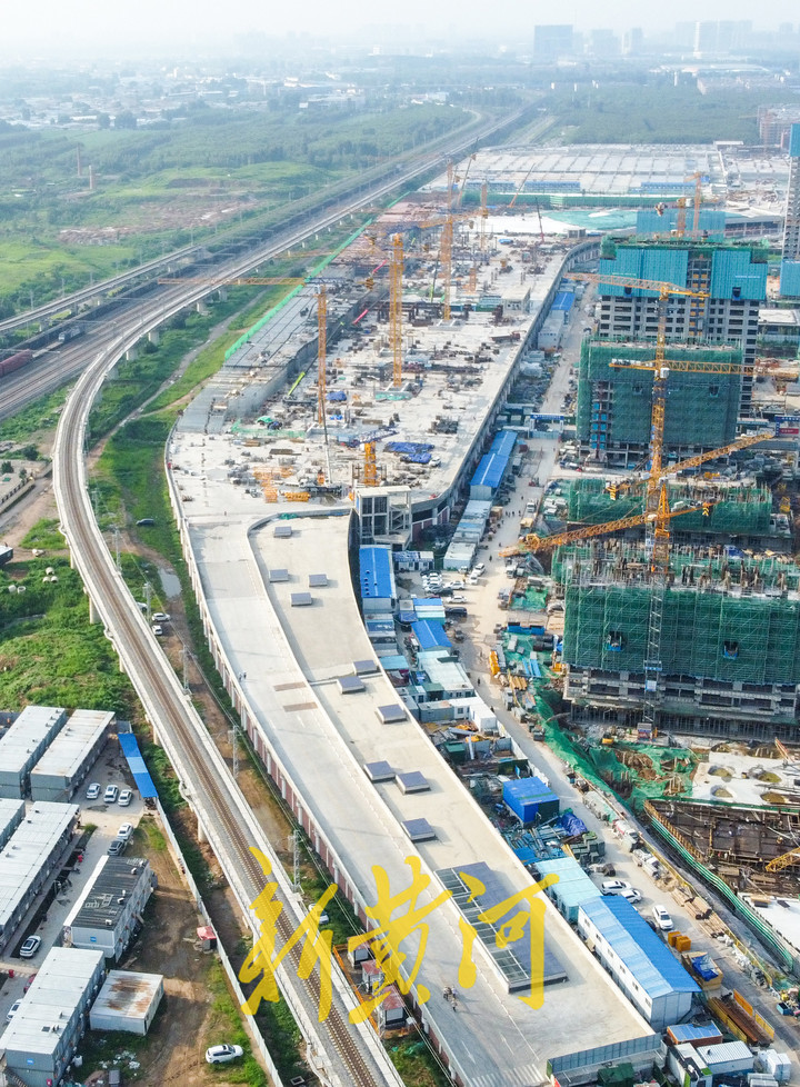 济南王府庄段地铁上盖住宅楼配套建设商铺和公园