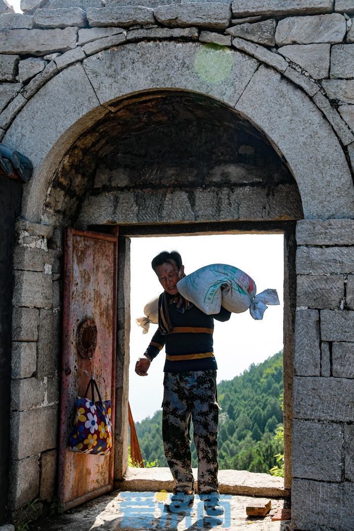 一副扁担百斤重一肩扛烈日一肩挑生活