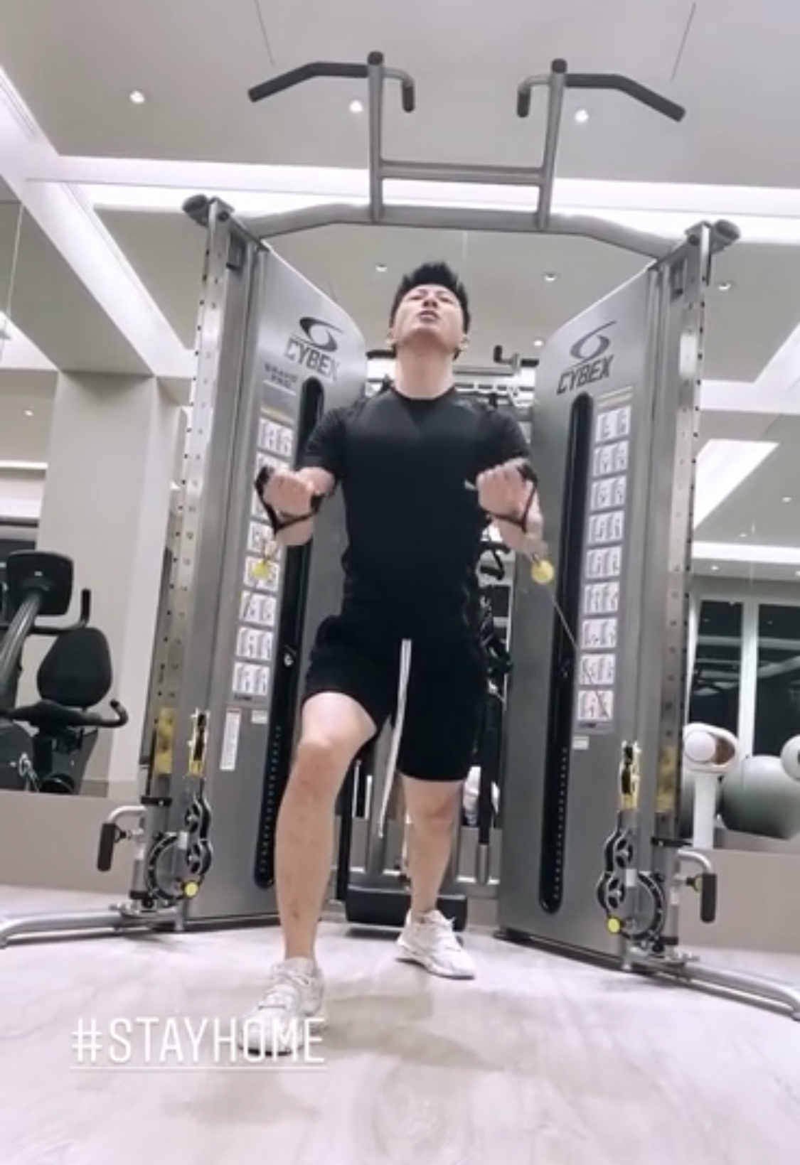 同居|何超莲窦骁疑已同居真的假的？赌王丧礼后何超莲高调秀恩爱暴露两人N多小秘密