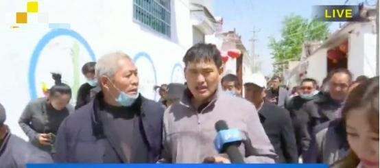 一朝成名却被吸血九年?大衣哥家门被踹后直播回应 全村欺负大衣哥，贩卖隐私获利百万