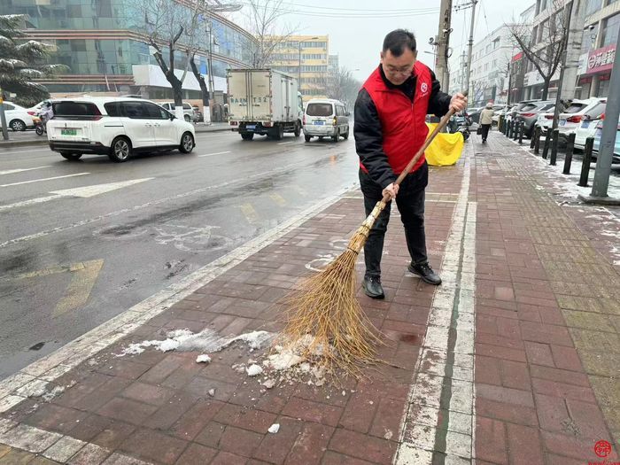 携手清积雪，共建文明城！ 济南掌上城管“随手拍”志愿服务队参与清雪除冰 落实“门前五包”