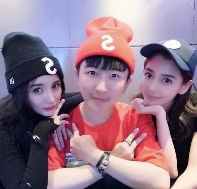 打手机、扔雨伞、黑脸，杨幂被质疑耍大牌到底冤不冤？