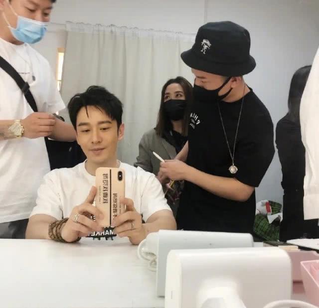 姐姐们太拼了！吴昕火车站练舞，网友惊叹吴昕的小粗腿变细了