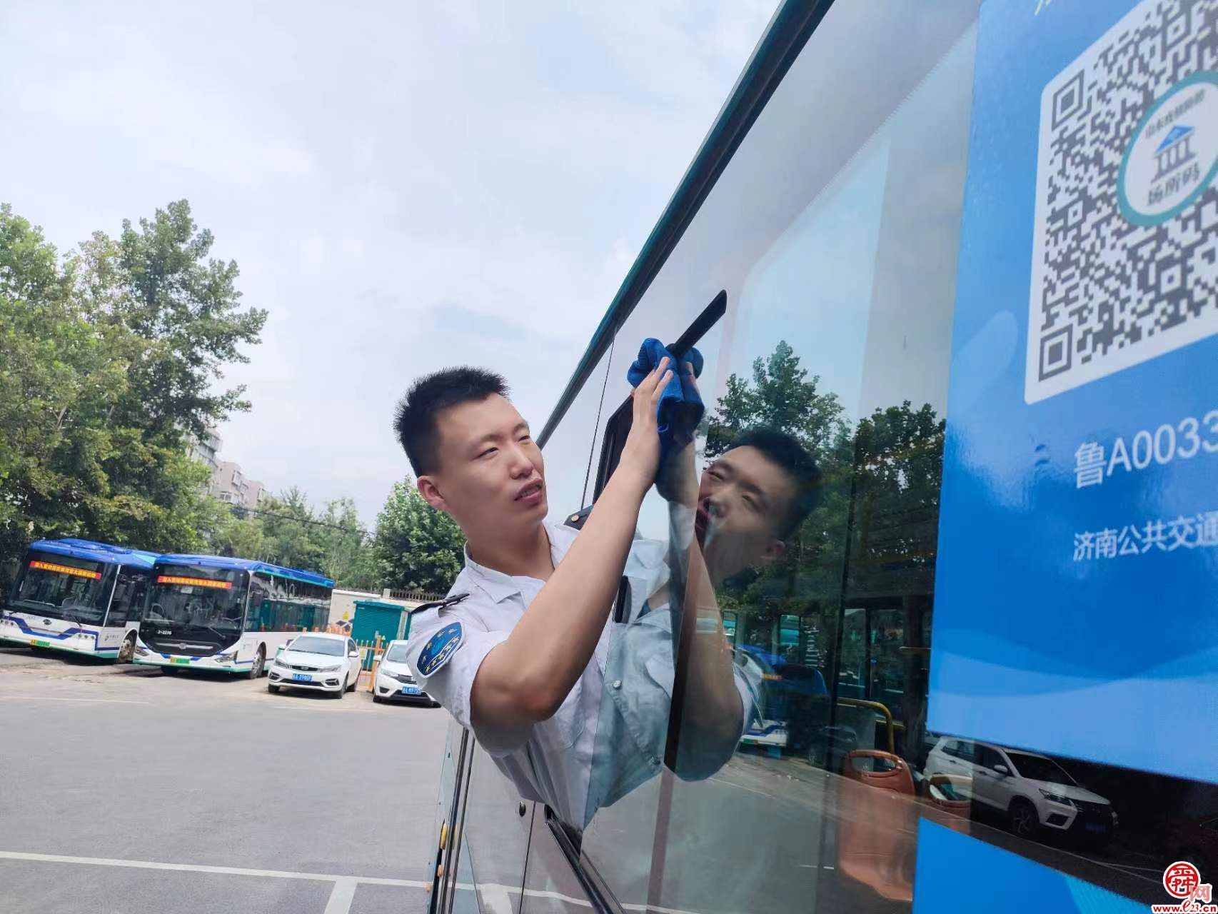济南公交512路驾驶员李鲁阳戎装换工装诠释公交一线硬核担当
