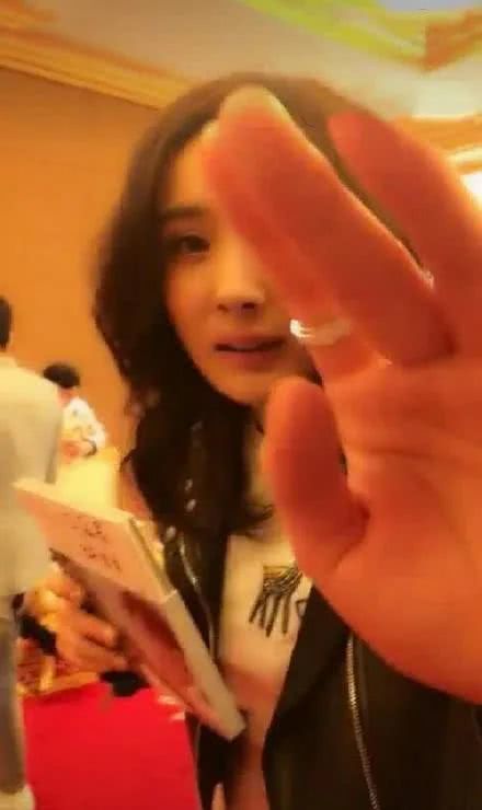 打手机、扔雨伞、黑脸，杨幂被质疑耍大牌到底冤不冤？