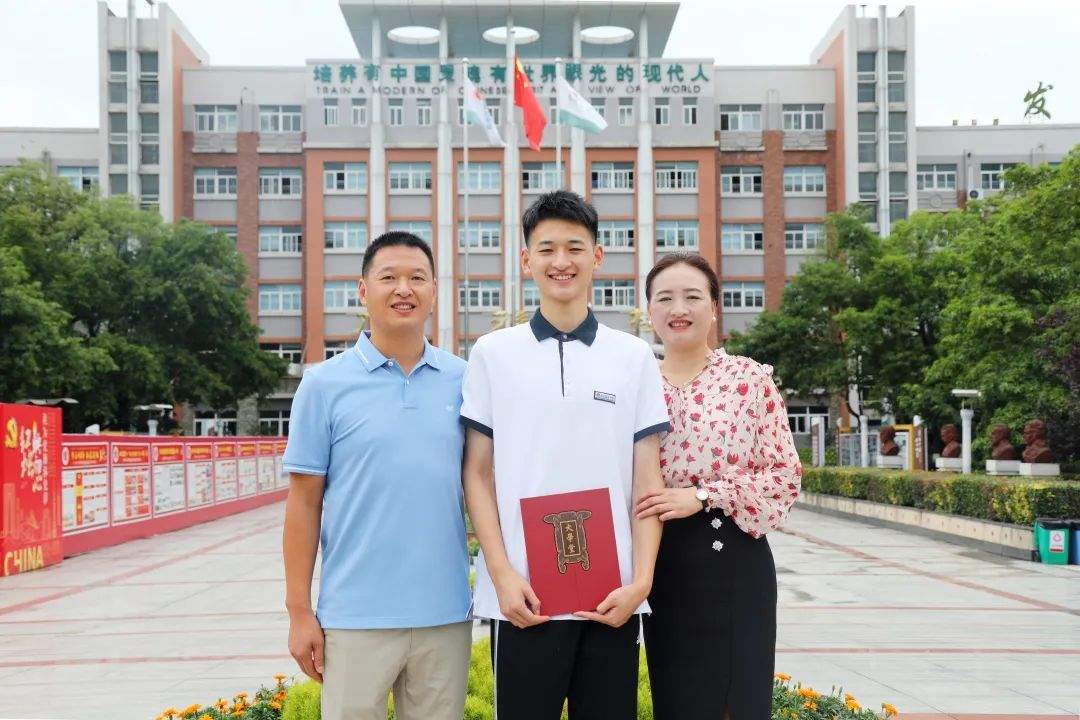 汶川大地震“敬礼娃娃”郎铮,收到北大录取通知书!