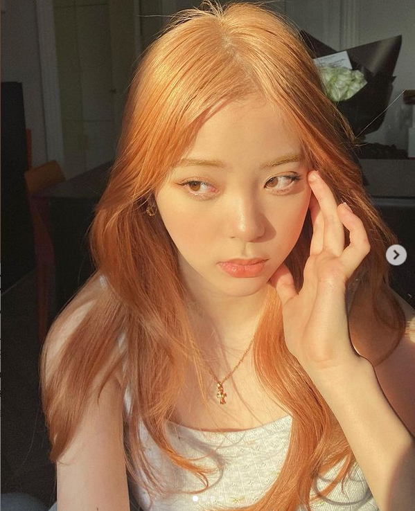 近日,欧阳娜娜在社交平台晒出一组自拍,玫瑰金色头发,皮肤水灵透嫩